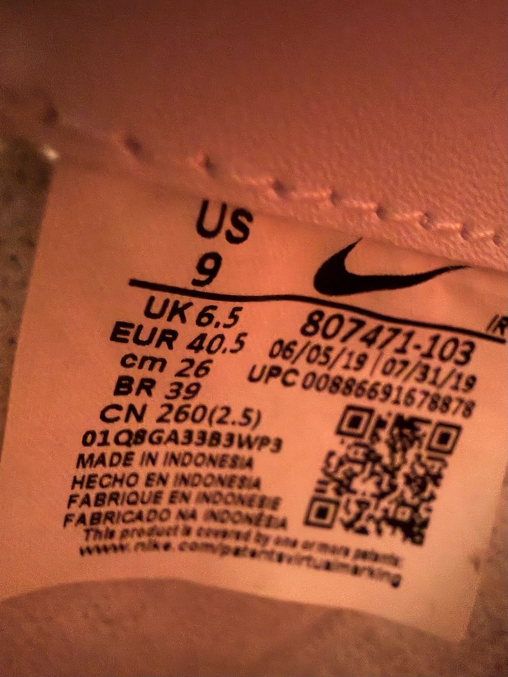 Nike Men’s White Leather Sneakers with Red Swoosh and Blue Midsole Accent - Picture 8 of 9